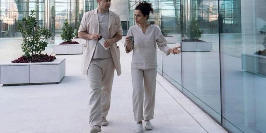 Moritz Führmann und Sesede Terziyan in der vierten Staffel der Krankenhaus-Serie «Charité».