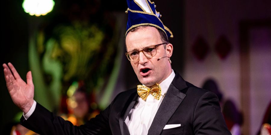 «Lieber ein Flugzwerg aus dem Sauerland als eine Giftzwergin aus Düsseldorf», sagt Jens Spahn (CDU) am Rande der Karneval-Veranstaltung.