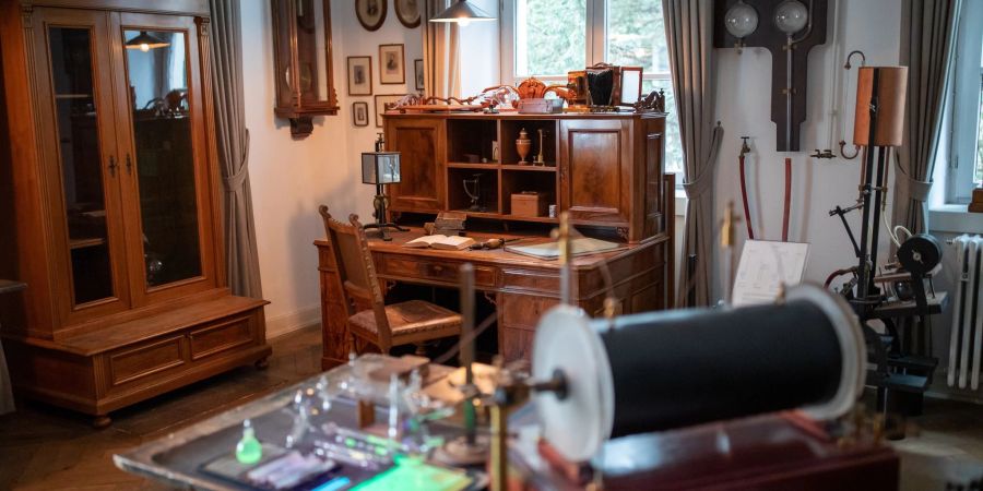Das Entdeckungslabor mit dem Schreibtisch des Physikers Wilhelm Conrad Röntgen (1845-1923) in der Röntgen-Gedächtnisstätte.