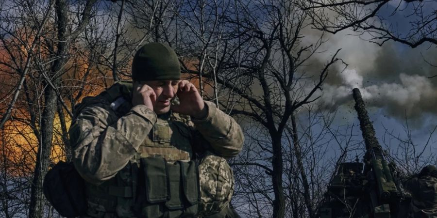 Ukrainische Soldaten feuern an der Frontlinie nahe Bachmut eine Panzerhaubitze auf russische Stellungen. Foto: LIBKOS/AP/dpa