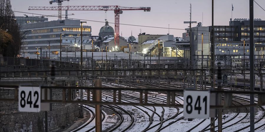 Gleise vor dem Bahnhof Bern - laut den SBB funktioniert der Bahnbetrieb nur mit einem leistungsfähigen Bahnfunknetz. (Archivbild)