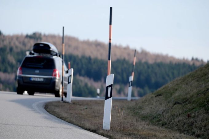 Leitpfosten am Strassenrand, ausserorts (Symbolbild). Leitpfosten Strassenrand ausserorts