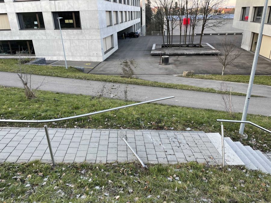 Die Lenkerin durchbrach ein Metalgeländer.