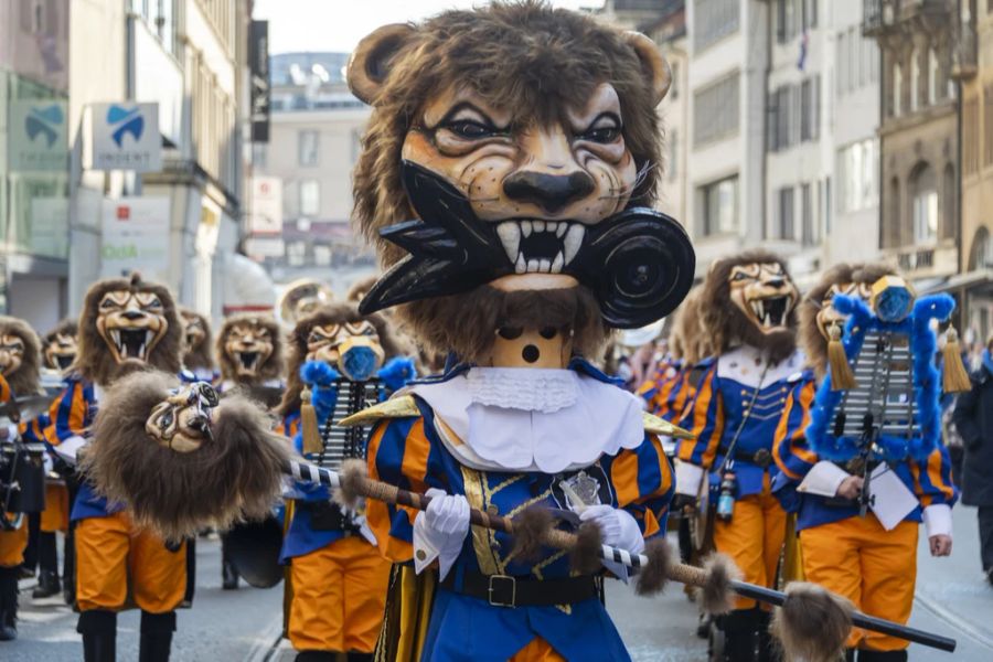 Eine Guggenmusik beim Gässle an der Fasnacht in Basel.