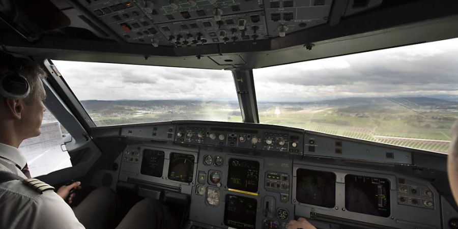 Die Swiss fischt neu auch in fremden Teichen nach Personal. Um eine Piloten-Knappheit zu verhindern, können sich neu auch ausgebildete Piloten bei der Swiss bewerben. (Archivbild)