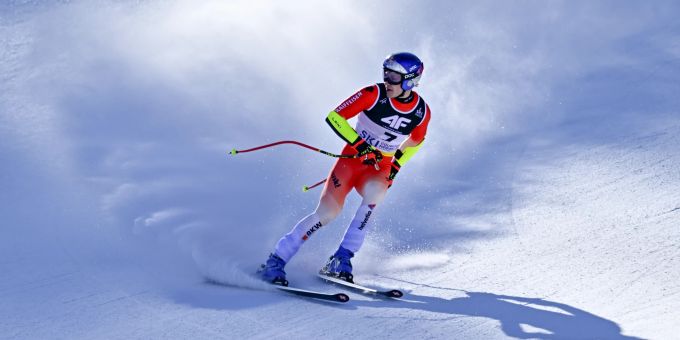Marco Odermatt kommt nach dem Super-G-Lauf an der Ski-WM ins Ziel. ski wm abfahrt
