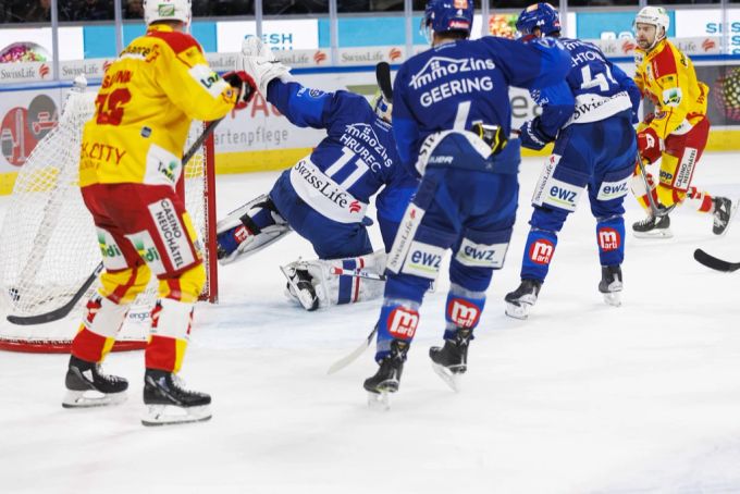 Luca Hischier (rechts) trifft zum 2:0 für den EHC Biel gegen die ZSC Lions. Biel