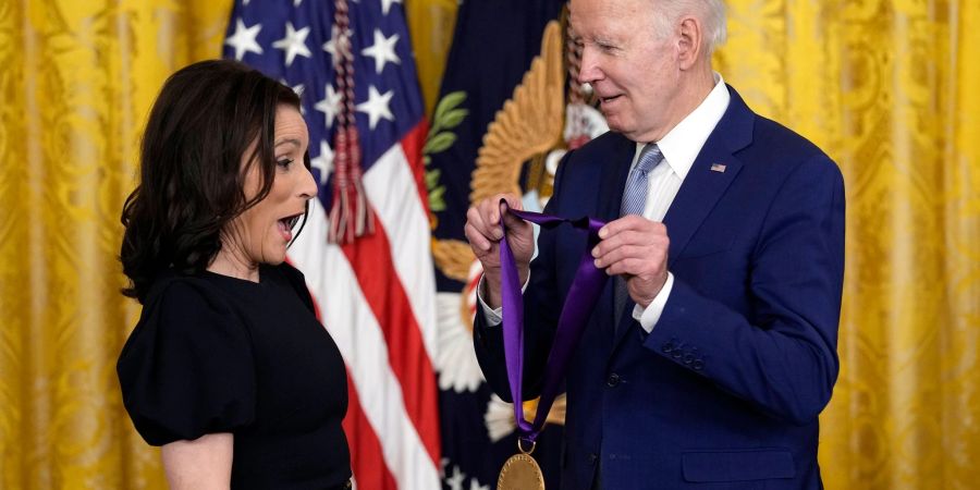 US-Präsident Joe Biden überreicht der Schauspielerin Julia Louis-Dreyfus die National Medal of the Arts.