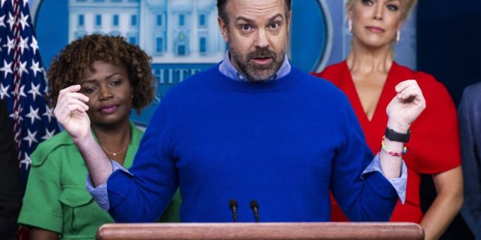 Jason Sudeikis alias Ted Lasso mit Serienkollegin Hannah Waddingham (r.) und Pressesprecherin Karine Jean-Pierre. Jason Sudeikis alias Ted Lasso mit Serienkollegin Hannah Waddingham (r.) und Pressesprecherin Karine Jean-Pierre.