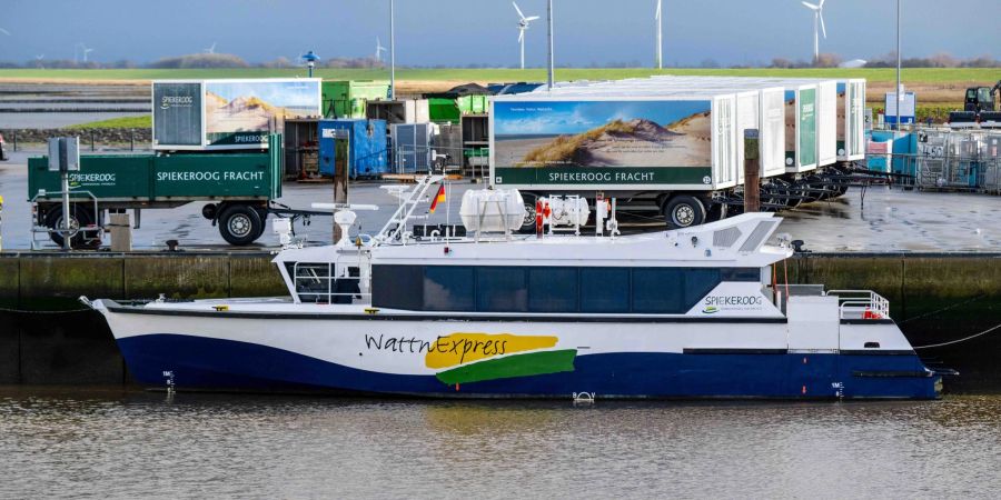 Der neue «WattnExpress» liegt im Hafen. Das Fährschiff ermöglicht den weitgehend tideunabhängigen Transport zwischen der Insel Spiekeroog und dem Hafen von Neuharlingersiel.