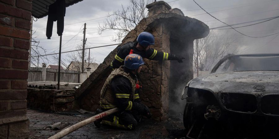 Rettungskräfte gehen nach Explosionen in Deckung, während sie versuchen, ein Feuer in einem Wohnviertel in Kostjantyniwka zu löschen.