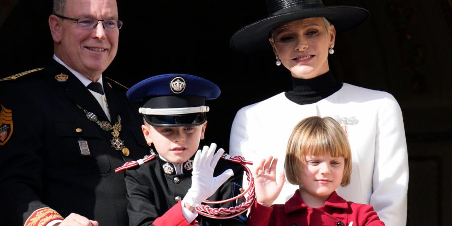 Fürst Albert II. und Fürstin Charlène mit ihren Kindern Prinz Jacques und Prinzessin Gabriella auf dem Balkon des monegassischen Palastes.