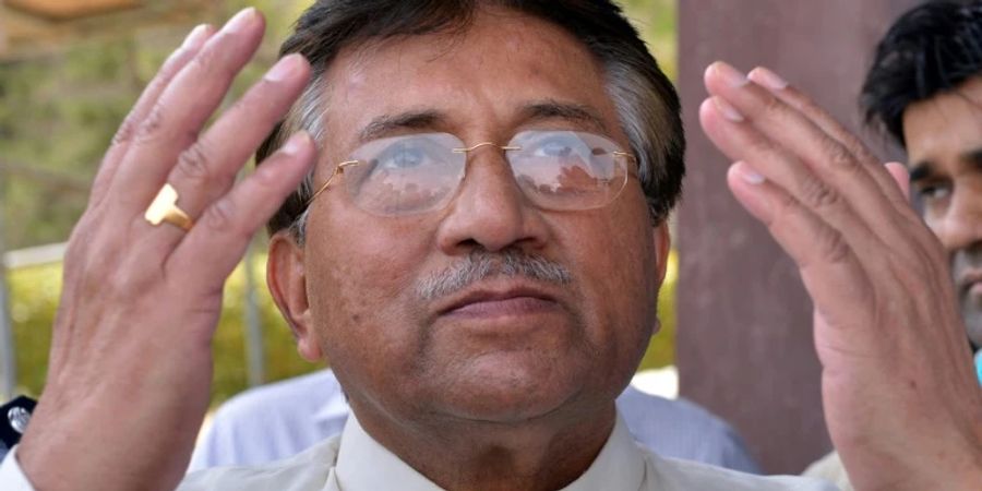 Musharraf im Jahr 2013 bei seiner Ankunft in Dubai