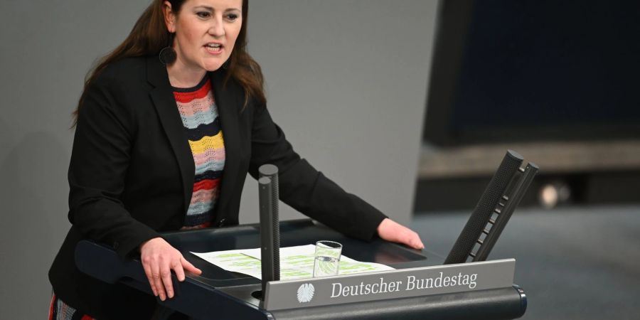 Linken-Vorsitzende Janine Wissler spricht sich gegen schulische Hausaufgaben aus.