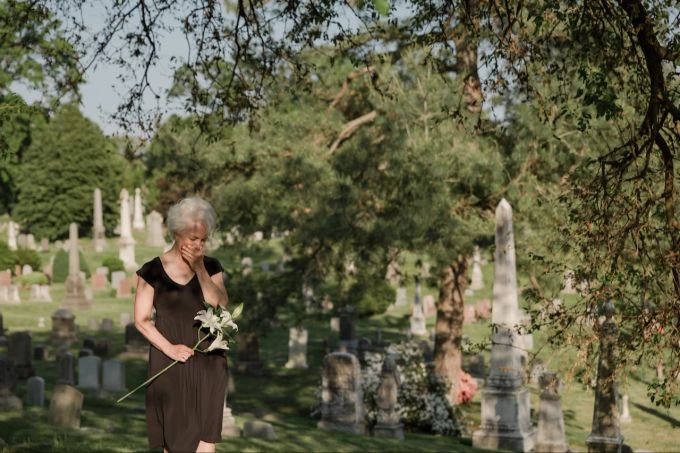 Es kann gut tun, nach dem Tod eines geliebten Menschen den Friehof aufzusuchen und beispielsweise mit ihm zu sprechen. Tod Friedhof Mensch sprechen