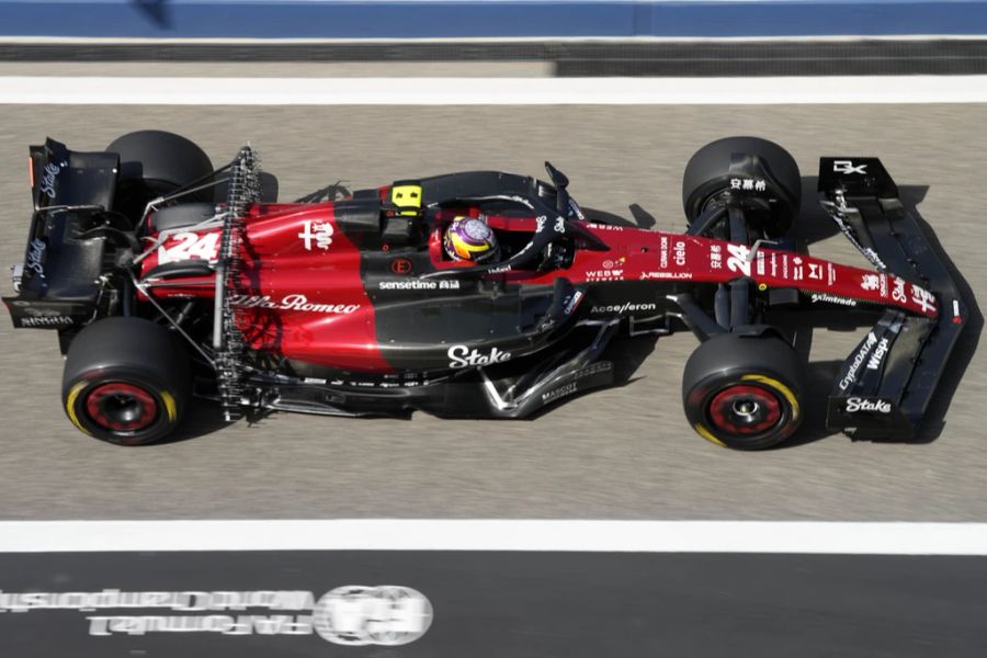 Zhou Guanyu (Alfa Romeo Sauber) beim Vorsaison-Test der Formel 1 in Bahrain. Vor den Hinterrädern ist ein Sensor-Gitter montiert.