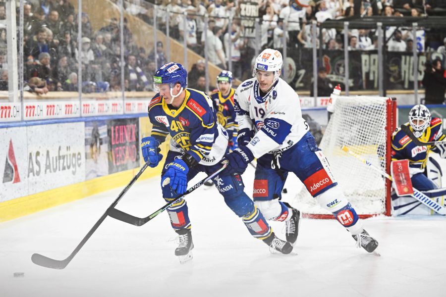 Dennis Rasmussen (l.) vom HC Davos gegen Zürichs Reto Schäppi.