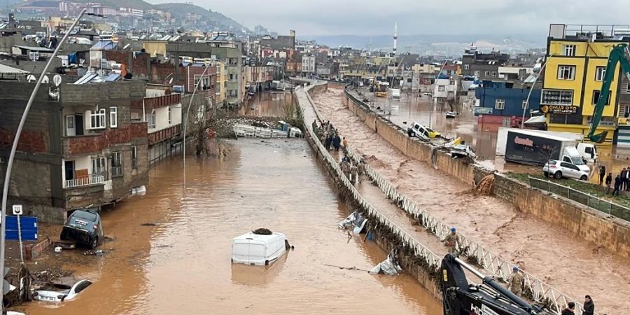 Überschwemmte Strasse in Sanliurfa