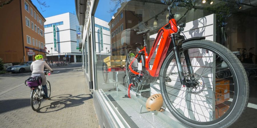 Fast jedes zweite in Deutschland verkaufte Fahrrad hatte im vergangenen Jahr einen Elektromotor.
