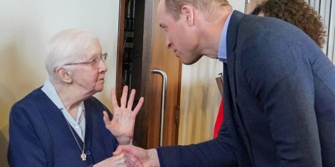 Prinz William im rührenden Austausch mit Schwester Joan, die ihn schon als kleinen Jungen an der Seite von Prinzessin Diana bei «The Passage» begrüsst hatte. prinz william