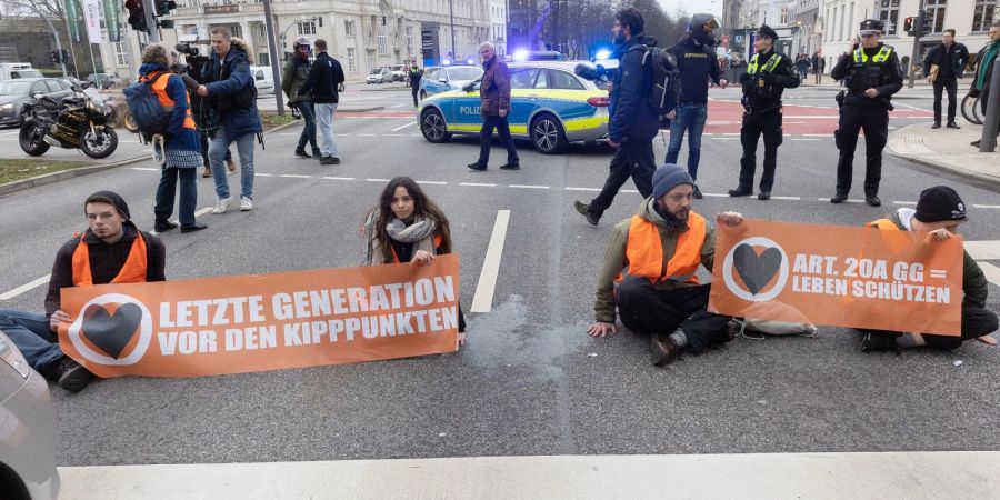 Aktivisten der Umweltgruppe «Letzte Generation» haben sich auf dem Hamburger Gorch-Fock-Wall und wollen damit auf Klimakrise aufmerksam machen.