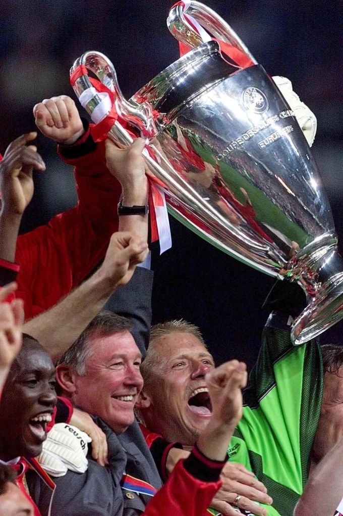 Peter Schmeichel und Alex Ferguson feiern den Champions-League-Titel mit Manchester United im Jahr 1999. Manchester United