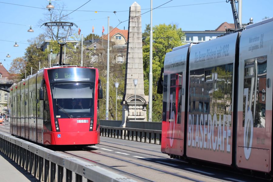 Das Tram Nummer 9 fährt über die Kornhausbrücke in Bern in Richtung Wabern.