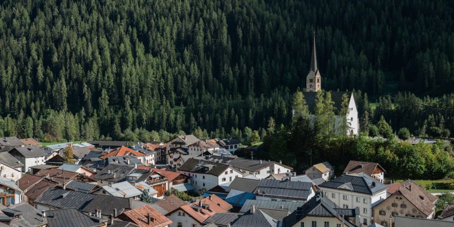 Blick auf die Gemeinde Scuol im Unterengadin.