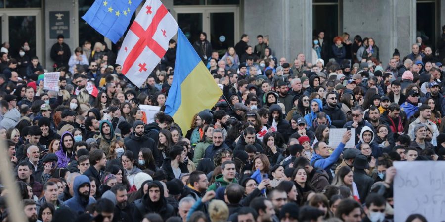 Demonstranten versammeln sich mit georgischen, ukrainischen und EU-Fahnen vor dem georgischen Parlamentsgebäude.