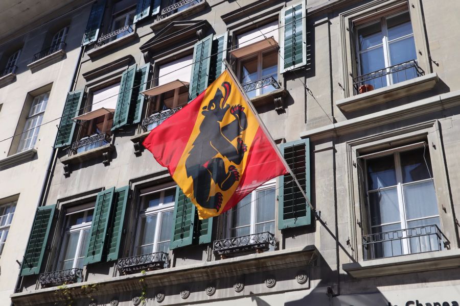 Die Fahne mit dem Wappentier des Kantons Bern, dem Berner Bär, weht in der Altstadt.