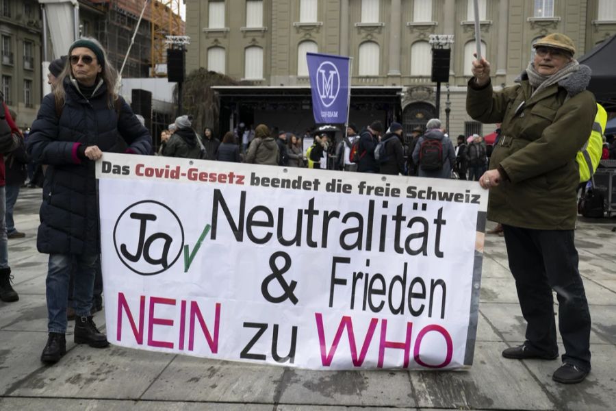 Im Rahmen einer Friedensdemo fordern die JSVP und Massvoll-Anhänger die Aufhebung der Sanktionen gegen Russland.