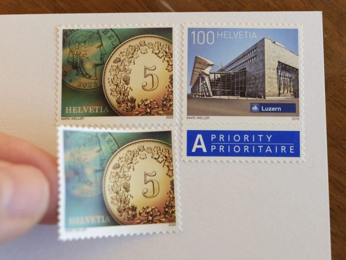 Briefmarken für Fr. 1.10 auf einem A-Post Brief, fotografiert am Freitag, 31. Dezember 2021 in Zürich. Per Januar 2022 wurde der Versand von A-Post-Briefen um 10 Rappen teurer, der Tarif für B-Post-Briefe stieg um 5 Rappen. A-Post Briefmarke Gebühren Porto
