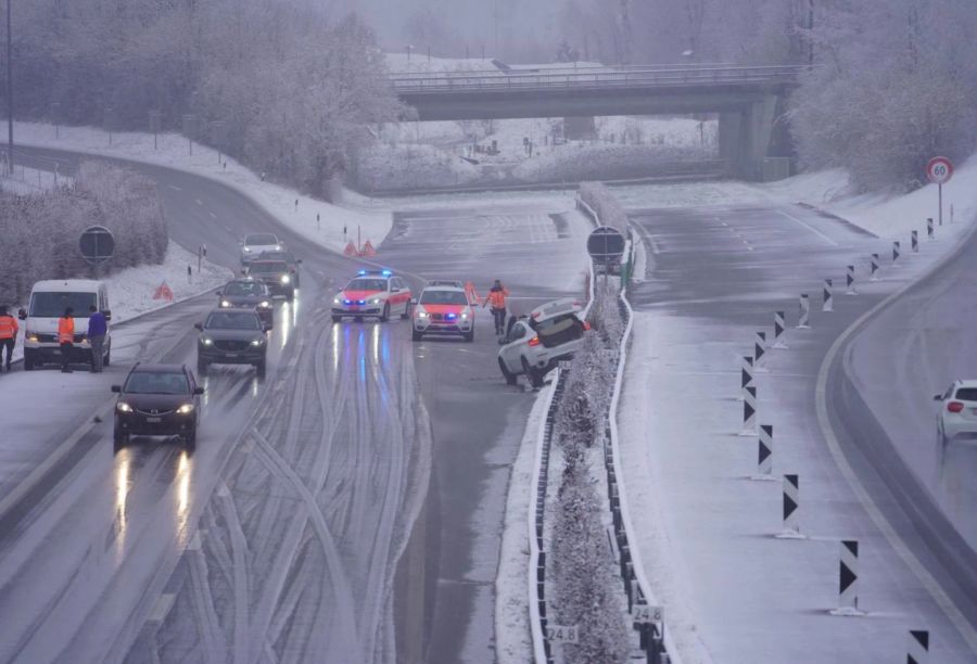 Auf der A15 bei Hinwil ZH landete ein Auto auf einer Leitplanke.