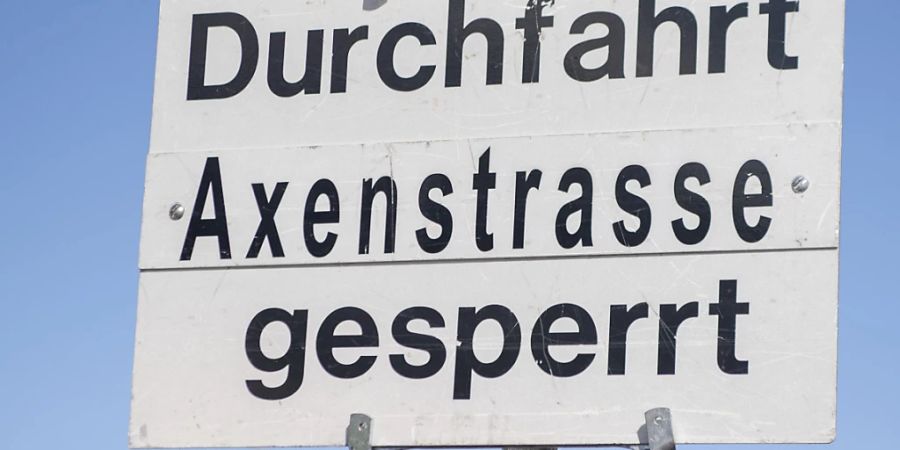 Nach einem Felssturz ist die Axenstrasse gesperrt. (Archivbild)