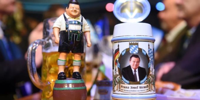 Ex-CSU-Chef Strauss war prägende Figur des Aschermittwochs Ex-CSU-Chef Strauss war prägende Figur des Aschermittwochs