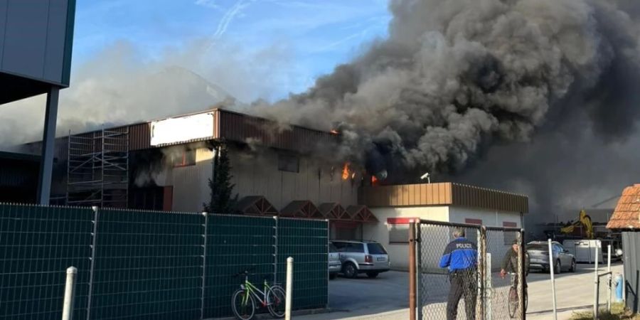 Aus der brennenden Werkstatt in der Industriezone von Ardon VS dringt dichter Rauch.