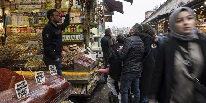 Die Preise in der Türkei steigen auch weiterhin rasant an. (Archivbild) türkei