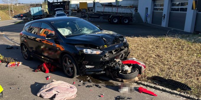 Muolen: Zusammenstoss zwischen Auto und Roller Muolen: Zusammenstoss zwischen Auto und Roller