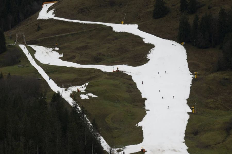 Die Skipiste war oftmals nur ein weisses Band wie hier im Freiburger Gebiet Schwarzsee.