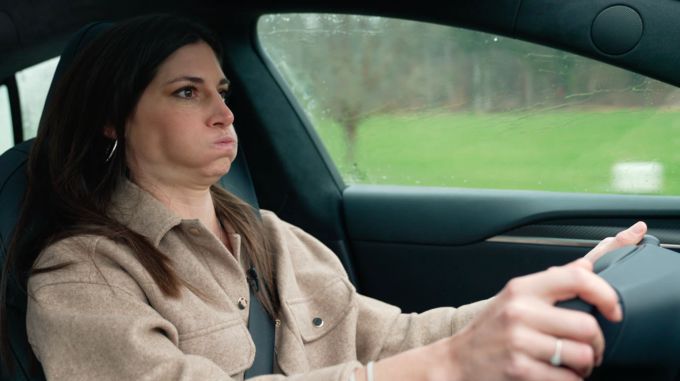 Die Beschleunigung von 0-100 km/h beeindruckt Cyndie Allemann. Tesla Model S Plaid
