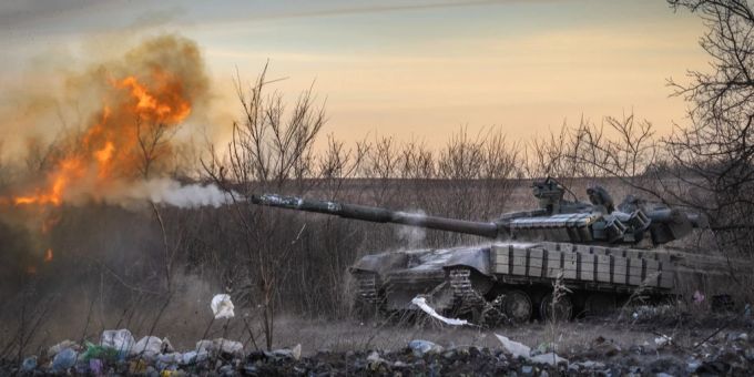 Ein ukrainischer Panzer der 17. Panzerbrigade feuert auf die russischen Stellungen in Tschassiw Jar, dem Schauplatz heftiger Kämpfe mit den russischen Truppen in der Region Donezk, Ukraine, Ende Februar 2024.