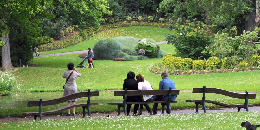 Park Bänge Menschen Skulptur