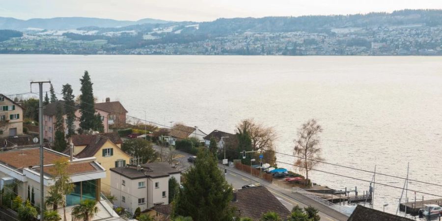 Das über ein Jahrhundert alte Gemeindehaus erreicht an besonders heissen Tagen Temperaturen von bis zu 35 Grad Celsius.