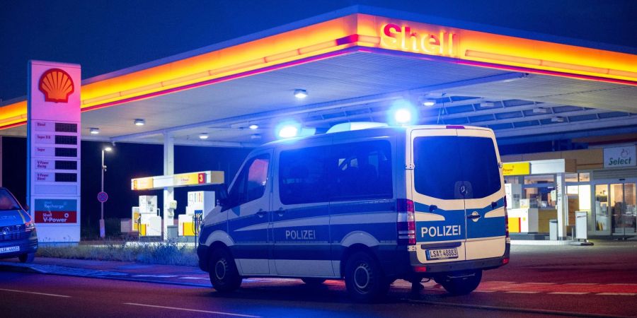 Die Polizei sichert den Tatort an einer Tankstelle in Merseburg.