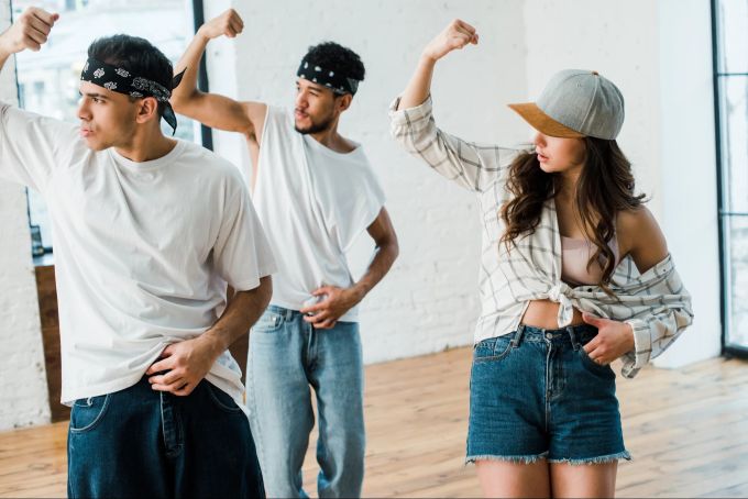In den 90er-Jahren kam auch die Hip-Hop-Mode in Mode. Mode