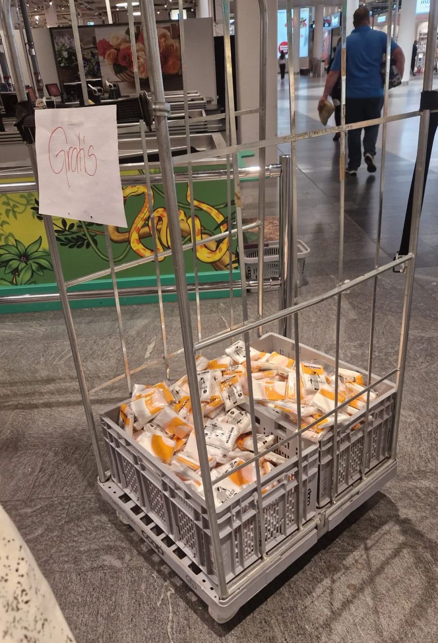 Im Coop Megastore im Berner Wankdorf wurden zuletzt Regenponchos gratis abgegeben. Es handelte sich um Restposten.