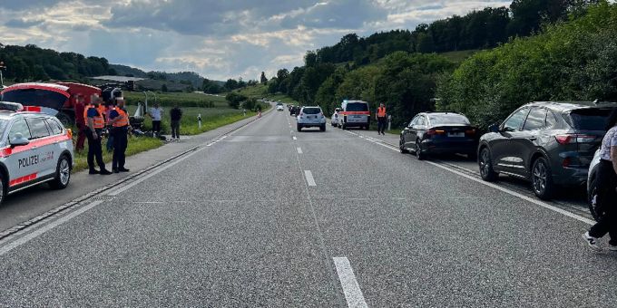 Aesch BL - Traktorfahrer übersieht überholenden Motorradfahrer