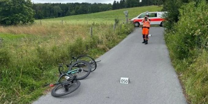 Maur ZH: Zwei schwerverletzte Rennvelofahrer nach Frontalkollision. Maur ZH
