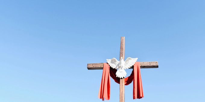 In Luzern trafen sich rund 100 Gläubige zum gemeinsamen Gebet für den Frieden. (Symbolbild) Christentum Kreuz Taube
