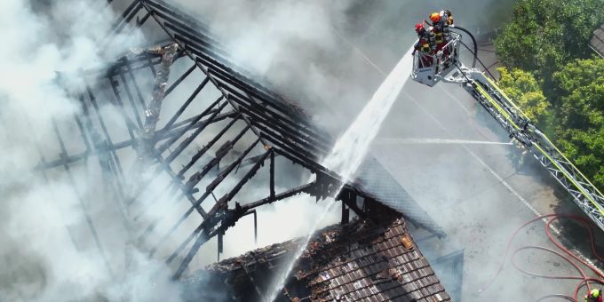 Dintikon AG - Fritteuse gerät in Brand – Gebäude zerstört